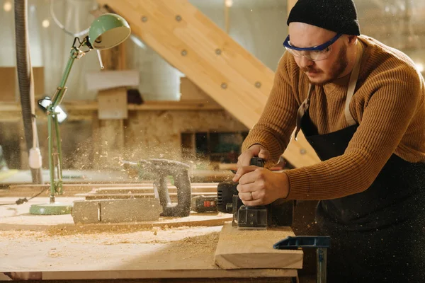 Charpentier fabrique des meubles sur commande dans un atelier . — Photo