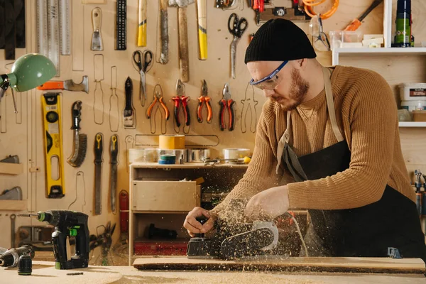 Charpentier fabrique des meubles sur commande dans un atelier . — Photo