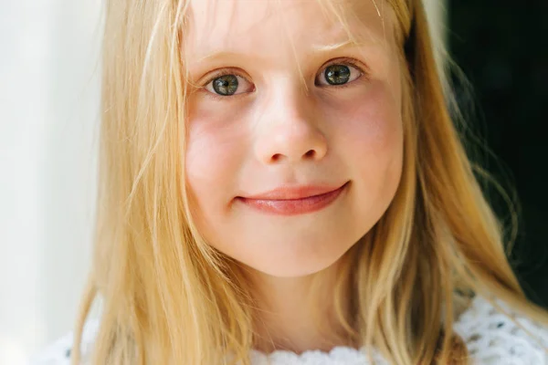 Retrato de uma menina loira com fundo borrado — Fotografia de Stock