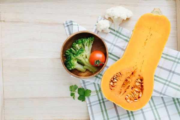 Imagem de vegetais decorados na mesa — Fotografia de Stock