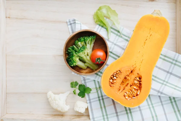 Imagem de vegetais decorados na mesa — Fotografia de Stock