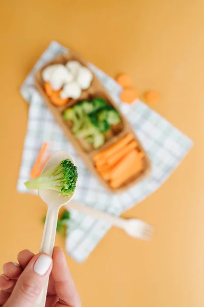 Comida dietética. Brócolos na colher — Fotografia de Stock