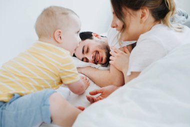 Annesi ile birlikte sevimli küçük oğlu babasını uyandırmaya çalışıyor