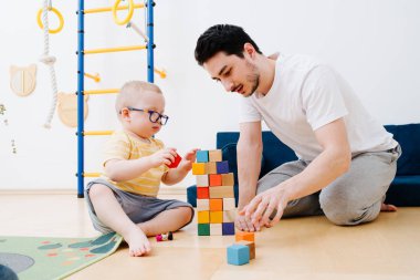 Küçük bir bebek oğlu ile Baba oyuncak küpleri kule inşa ediyoruz