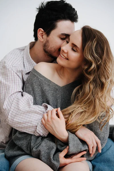 Mooi paar is glimlachend en knuffelen terwijl tijd samen doorbrengen — Stockfoto