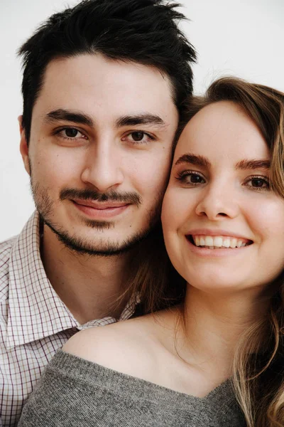 Retrato de una hermosa pareja feliz sonriendo juntos . — Foto de Stock