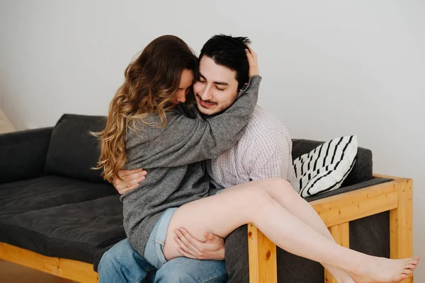 Belo casal está sorrindo e abraçando enquanto passam tempo juntos — Fotografia de Stock