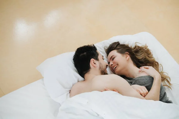 Belo casal está sorrindo e abraçando enquanto passam tempo juntos — Fotografia de Stock