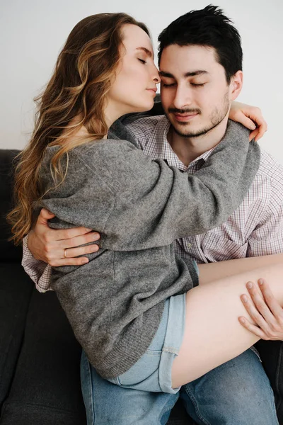 Mooi paar is glimlachend en knuffelen terwijl tijd samen doorbrengen — Stockfoto