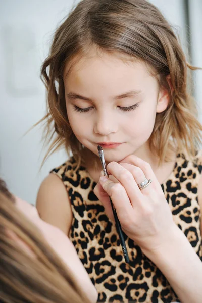 Mutter hilft Tochter beim Make-up mit Pinsel — Stockfoto