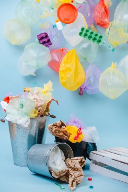 Evsel atıkların bileşimi. Plastik torbalar ve şişeler, yumurta kartonları, çöp kutusu