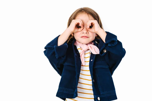 Menina está olhando através binocular imaginário — Fotografia de Stock