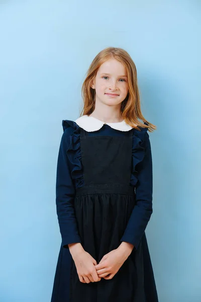 Porträtt av blyg noggrann rödhårig tonårs flicka — Stockfoto