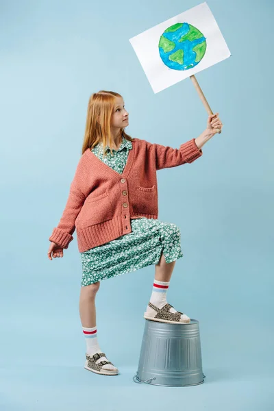 Adolescente tenant la planète Terre signe en faveur du mouvement zéro déchet — Photo