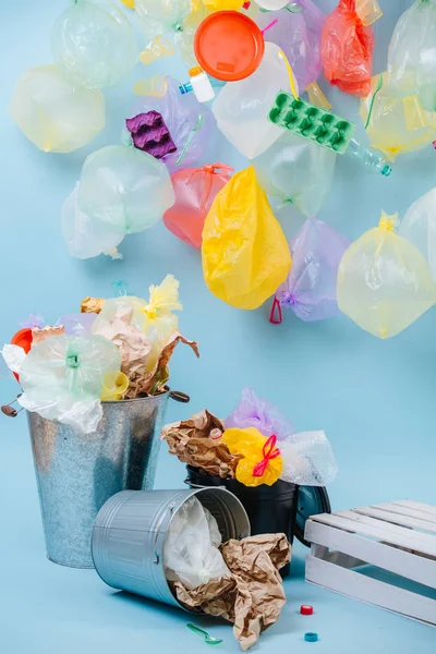 Samenstelling van huishoudelijk afval. Plastic zakken en flessen, eierdozen, vuilnisbak Stockfoto