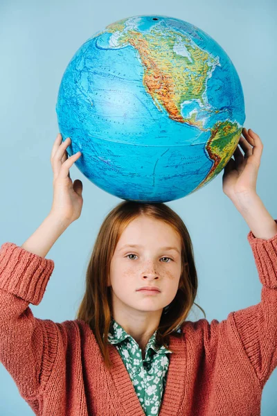 Adolescente menina segurando planeta terra globo em sua cabeça — Fotografia de Stock