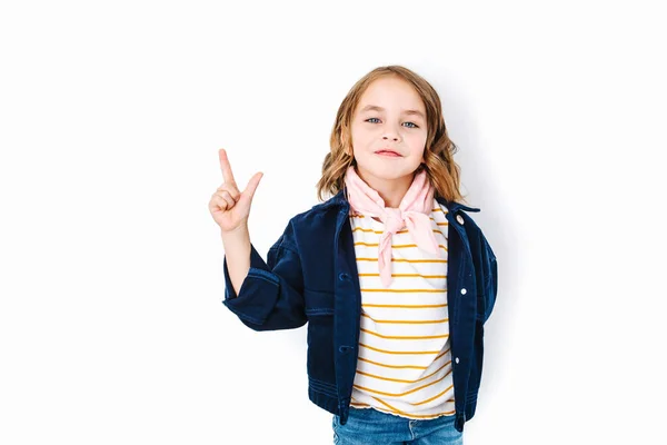 Morena menina mostrando e apontando para cima com o dedo enquanto sorrindo com confiança — Fotografia de Stock