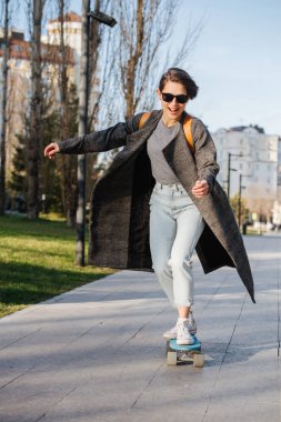 Çekici bir genç beyaz kadın duygusal portre, paten sürme