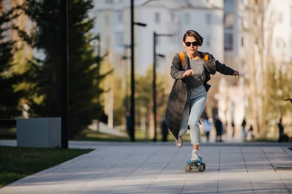 公園でスケートボードに乗って魅力的な若い女性. — ストック写真