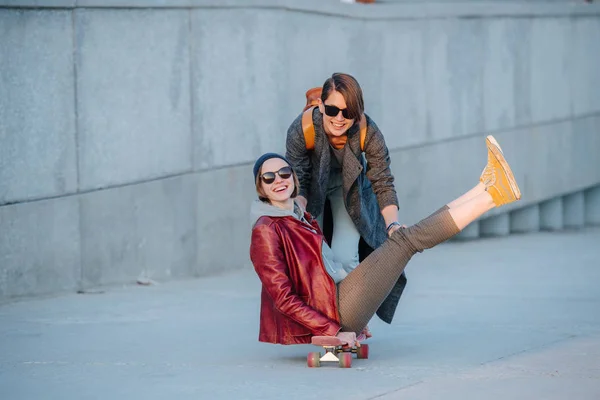 Duas jovens amigas se divertindo com skate juntas — Fotografia de Stock