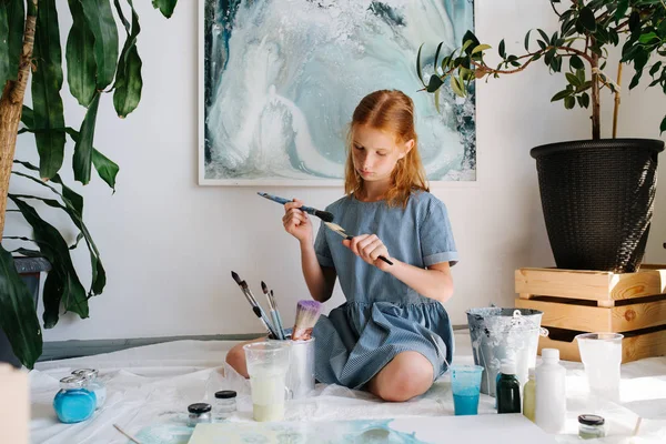 Teenage Redhead Girl leker med borstar en workshop. — Stockfoto