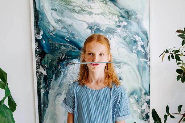 Portrait d'adolescente rousse ludique avec brosse comme moustache . — Photo