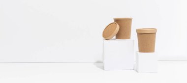 Beyaz arka plan üzerinde tek kullanımlık, geri dönüştürülebilir plastik içermeyen bambu kaplar