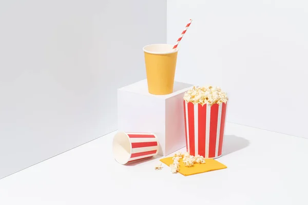 Popcorn in Recyclingpapier gestreiften Eimer über weißem Hintergrund — Stockfoto