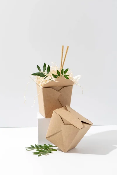 Beyaz arka plan üzerinde köşesinde tek kullanımlık, geri dönüşümlü kağıt sıcak gıda kutuları — Stok fotoğraf