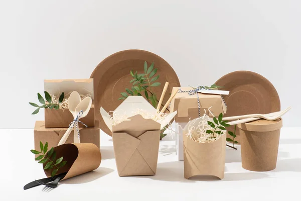 Milieuvriendelijk, wegwerp, recycleerbaar serviesgoed. Dozen, potten en bestek. — Stockfoto