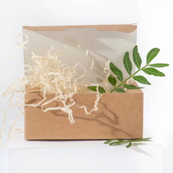 Wegwerp, recyclebare papier doos aan de rechterkant over witte achtergrond — Stockfoto