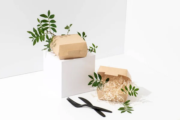 Beyaz arka plan üzerinde köşesinde tek kullanımlık, geri dönüşümlü kağıt sıcak gıda kutuları — Stok fotoğraf
