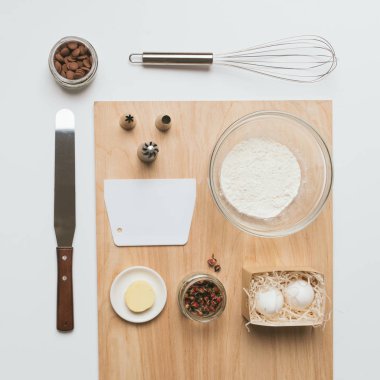 Beyaz arka plan üzerinde pişirme araçları ve malzemeler