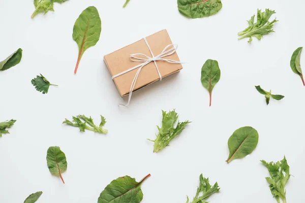 Sebze soyut arka plan üzerinde bağlı karton kutu, salata yapraklarından yapılmış — Stok fotoğraf