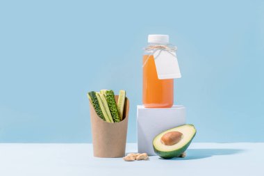 Avokado, meyve suyu, fındık ile kompostlanabilir kağıt kapta Taze salatalık