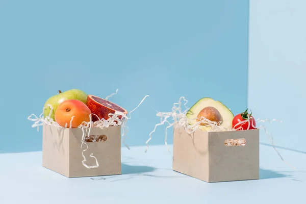 Testere talaşdolu kompostlanabilir kağıt kaplarda taze sebze ve meyveler — Stok fotoğraf
