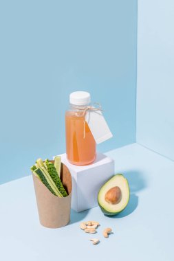 Avokado, meyve suyu, fındık ile kompostlanabilir kağıt kapta Taze salatalık