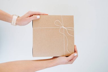 Posta karton kutu sunan kadın elleri