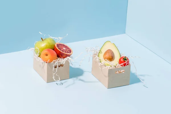Verduras y frutas frescas en recipientes de papel compostable llenos de virutas de sierra — Foto de Stock