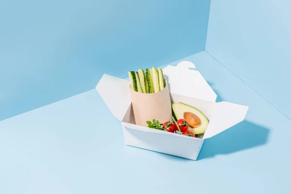 Fresh vegetables in compostable hot food paper containers — Stock Photo, Image