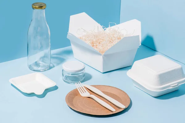 Recyclable paper tableware, cornstarch cutlery, glassware over blue — Stock Photo, Image