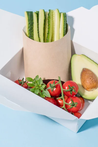 Fresh vegetables in compostable hot food paper containers — Stock Photo, Image