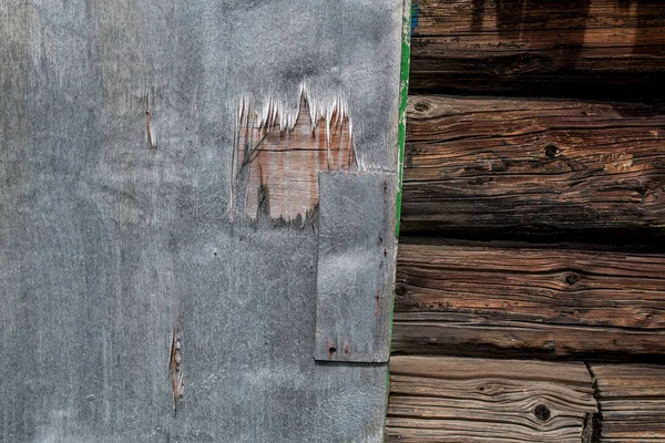 Muur van een oude houten vakwerkhuis versleten door de tijd — Stockfoto