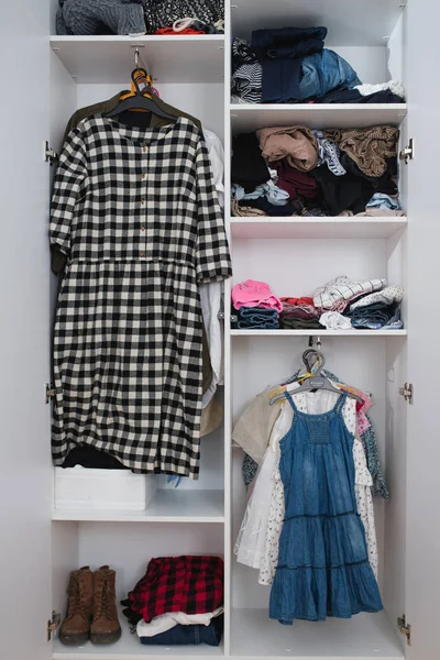 Ντουλάπα με φορέματα σε κρεμάστρες και ρούχα στα ράφια — Φωτογραφία Αρχείου