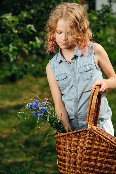 Εφηβικό κορίτσι με σγουρά μαλλιά κρατά μπλε μπουκέτο λουλούδια λιβάδι — Φωτογραφία Αρχείου