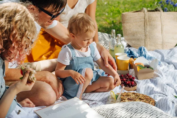 Családi piknik a kertben a szelíd fák árnyékában — Stock Fotó