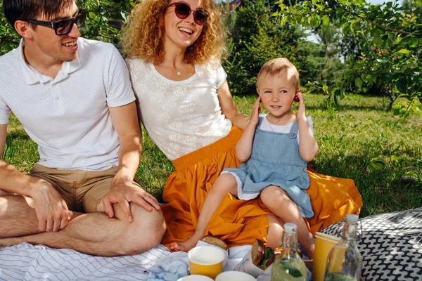 Családi piknik a kertben a szelíd fák árnyékában — Stock Fotó