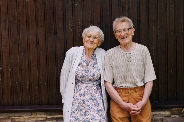 Porträtt av två lyckliga seniora vänner. Stora morföräldrar tillsammans. — Stockfoto