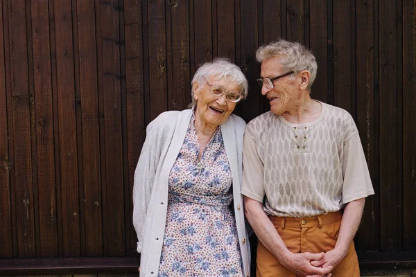 Porträtt av två skrattande seniora vänner. Stora morföräldrar tillsammans. — Stockfoto