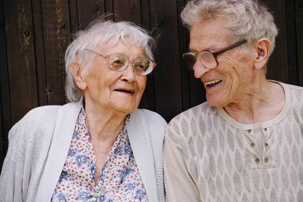 Porträtt av två skrattande seniora vänner. Stora morföräldrar tillsammans. — Stockfoto